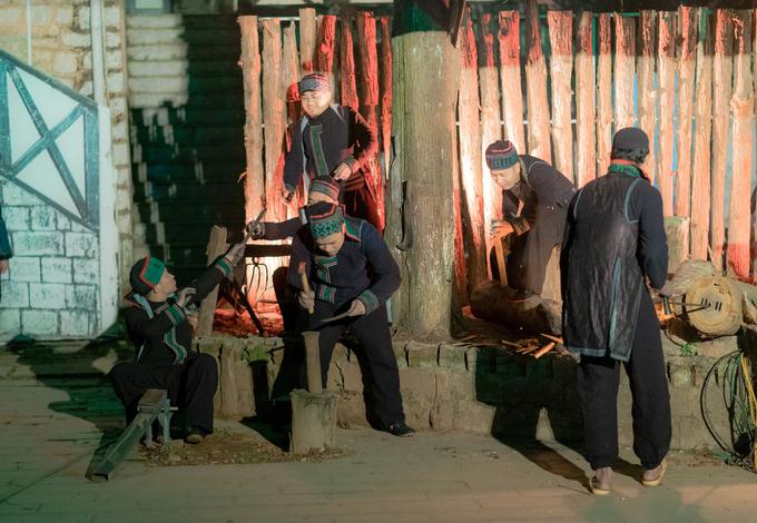 Tái hiện nghề thủ công truyền thống của người Mông, trong màn 